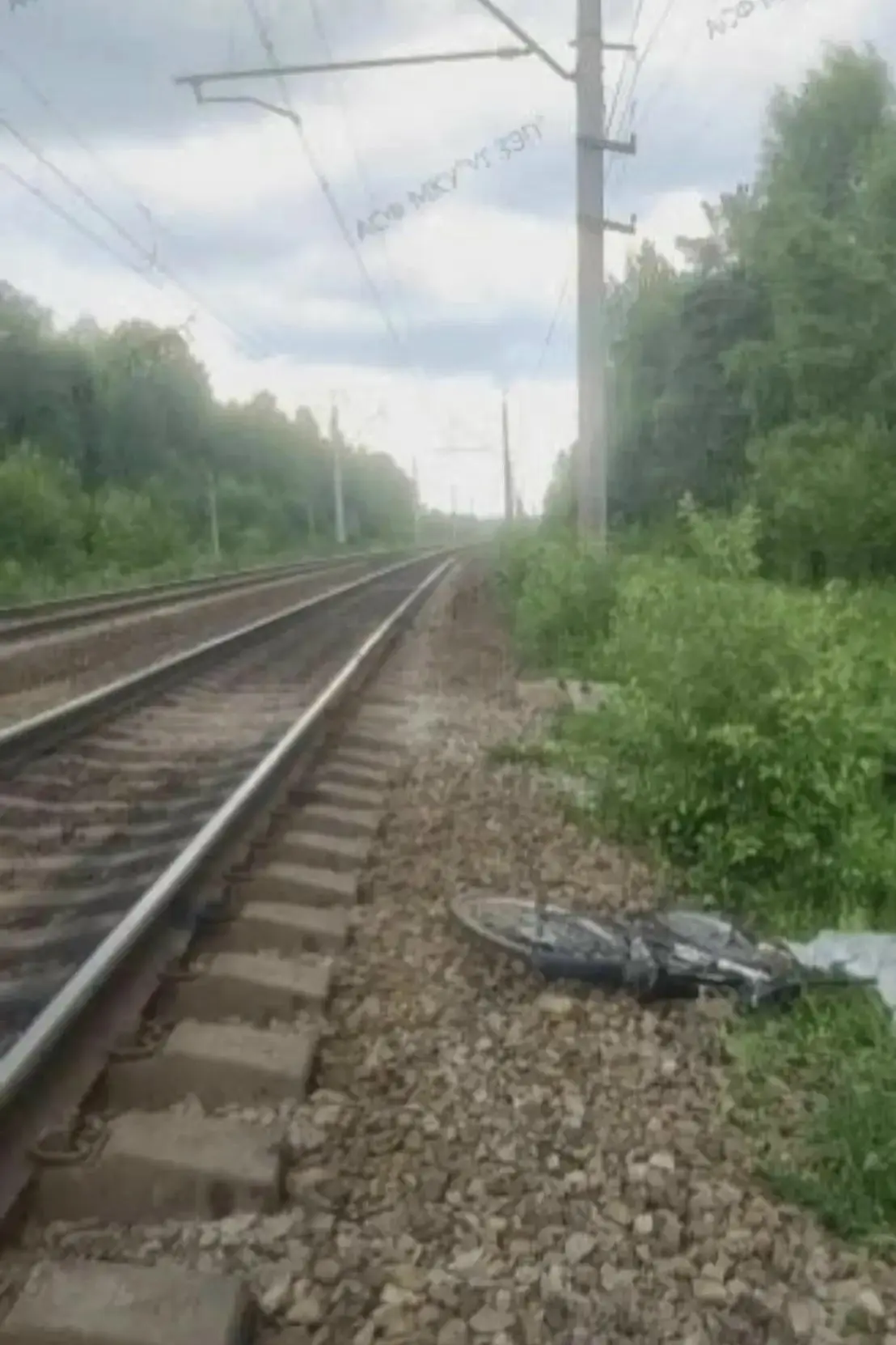 Поезд сбил ребенка около деревни Хухрята 
 
Известно, что погибший - 2015 года рождения. Ехал на вел