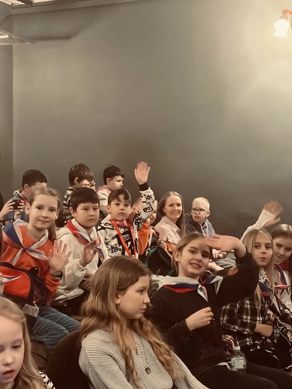 🎭 В эти выходные ученики 3 «А» класса совершили настоящую телепортацию! Ребята отправились в драмати