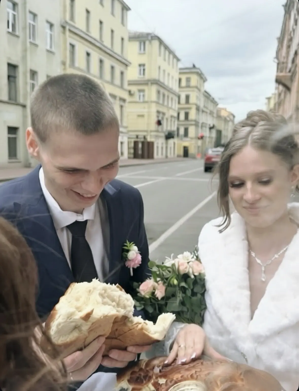 Одна из самых трогательных свадебных традиций — встреча молодоженов с караваем. ✨