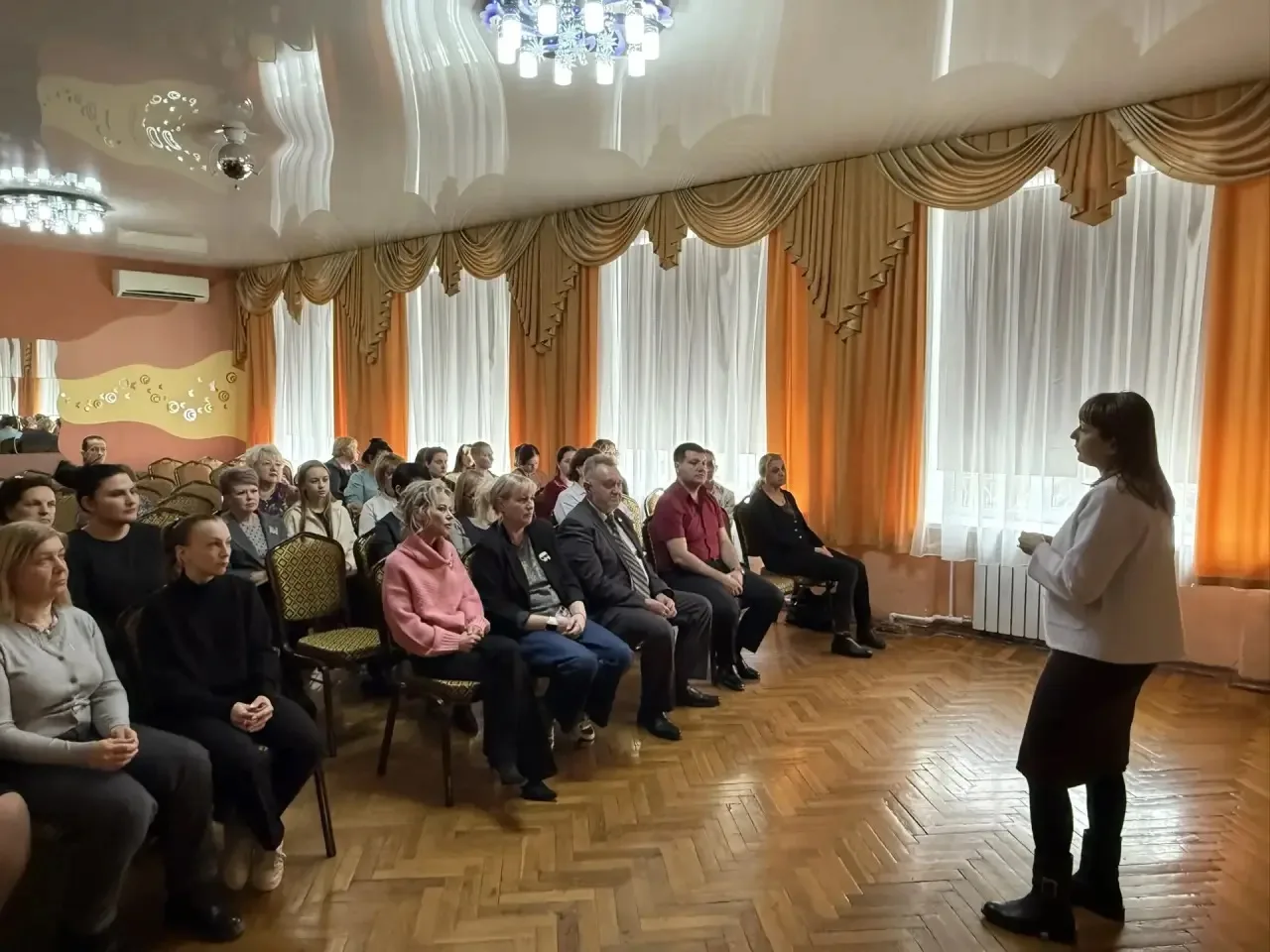 В актовом зале гимназии прошла встреча со специалистом комиссии по делам несовершеннолетних Централь