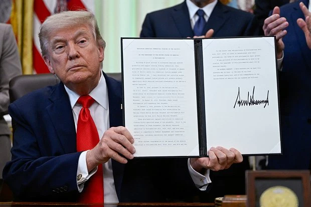 СДЕЛКА С ИРАНОМ | ТРАМП ОБЪЯВИЛ ОБ ОТКРЫТИИ ОРМУЗСКОГО ПРОЛИВА

Президент США Дональд Трамп заявил о