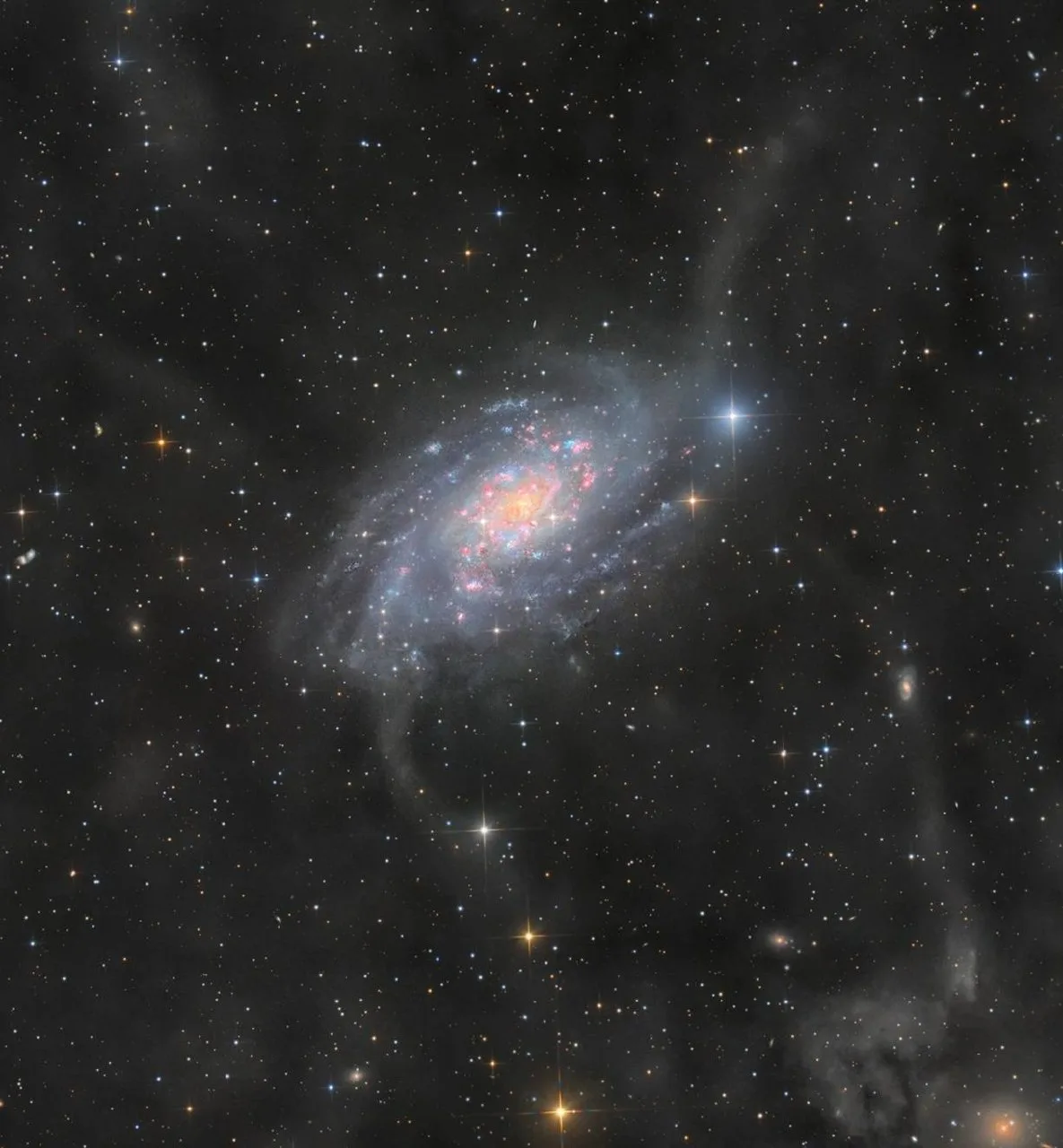 Галактика NGC 2403 в кадре астрофотографа Луи Леру. Общее время экспозиции составило 75...