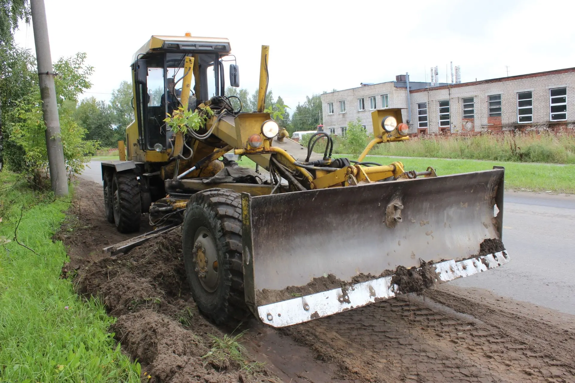 🚜В Кинешме активно ведется   профилирование обочин дорог