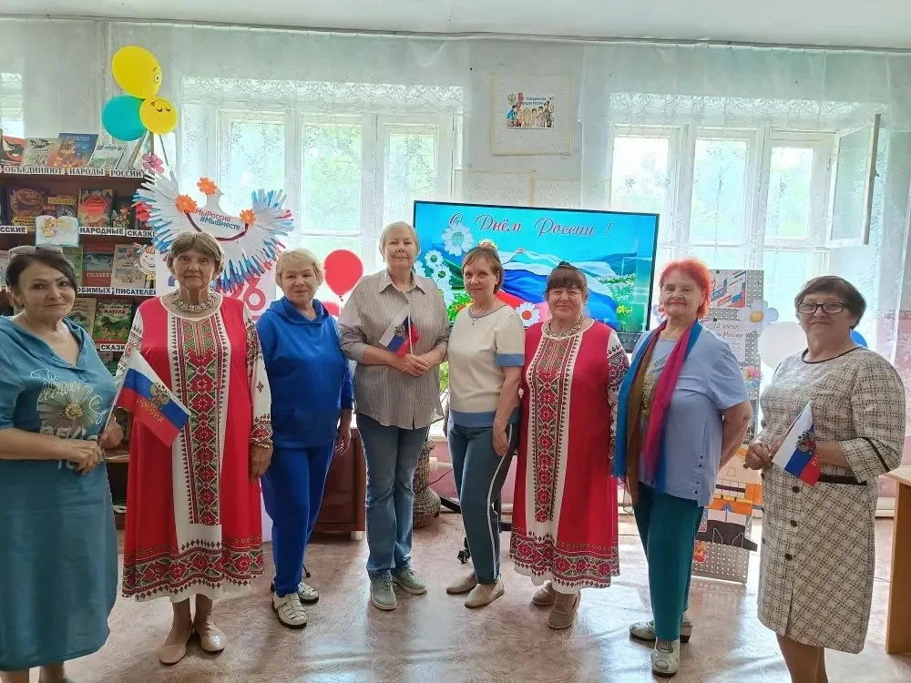 🇷🇺 В Реттиховкой сельской библиотеке 11 июня состоялся тематический час "Я горжусь, страна тобою!"