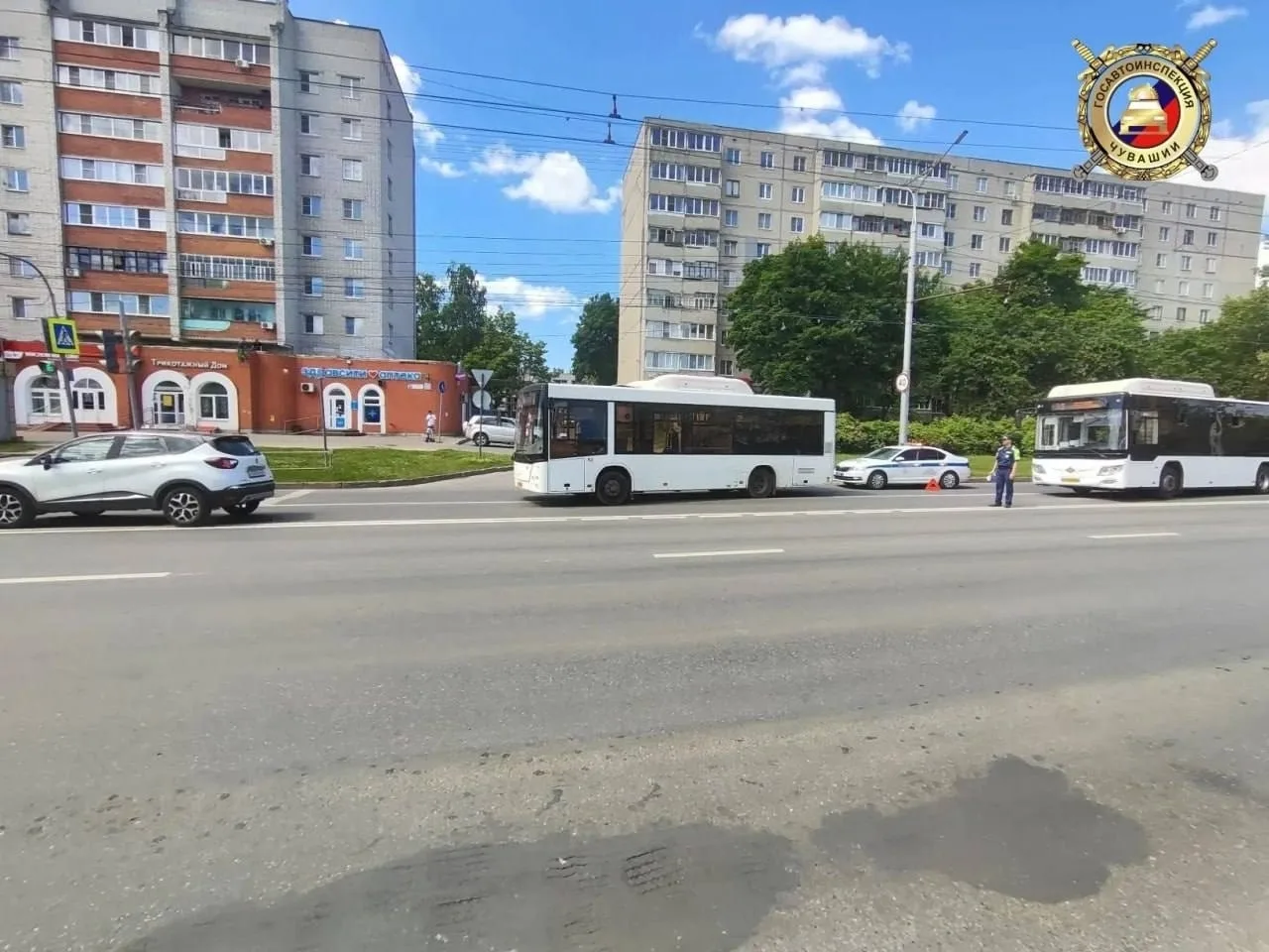 В Чебоксарах в автобусе маршрута №46 пострадали две пассажирки после резкого торможения.