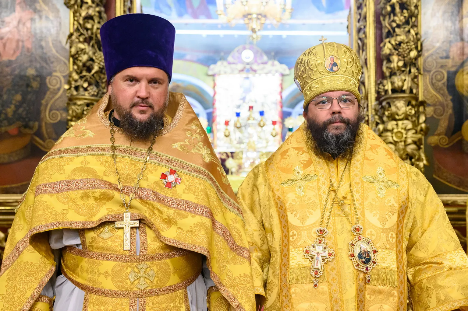Игумен Крыпецкого монастыря Всеволод (Сиканов) с братией сослужил митрополиту Матфею за...
