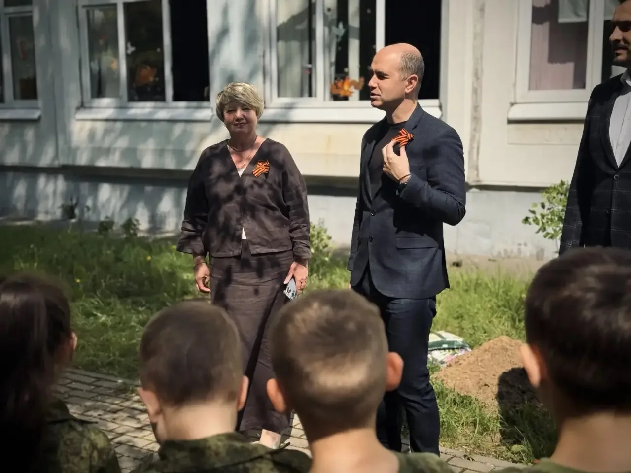 В Кадетской школе прошла традиционная акция «Сирень Победы»   В преддверии Дня Победы ученики первых