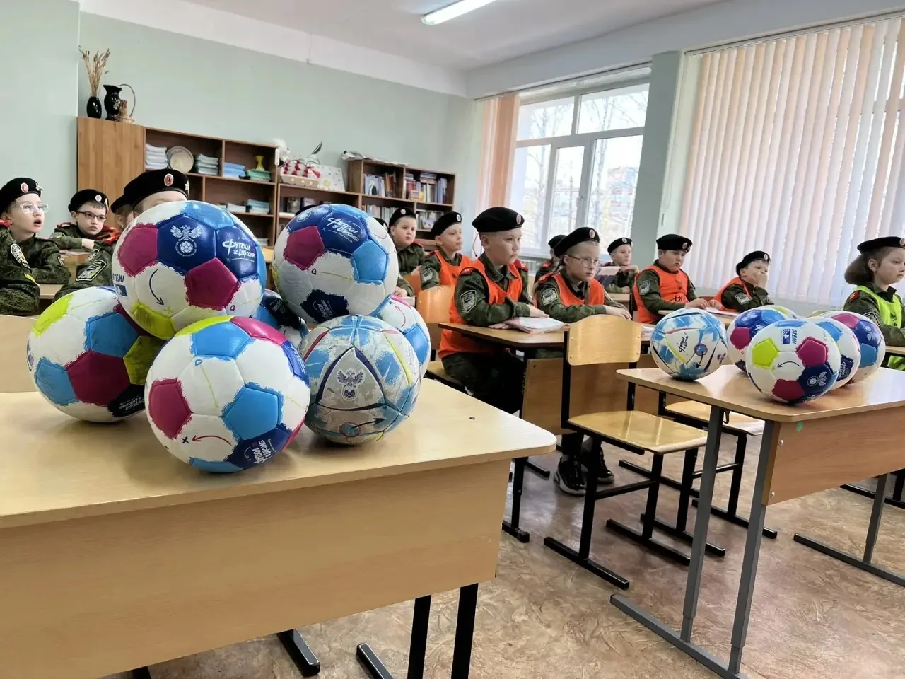 МОБУ СОШ с. Засечное: «Футбол помогает».  Ученики 2В кадетского класса МОБУ СОШ с. Засечное приняли 