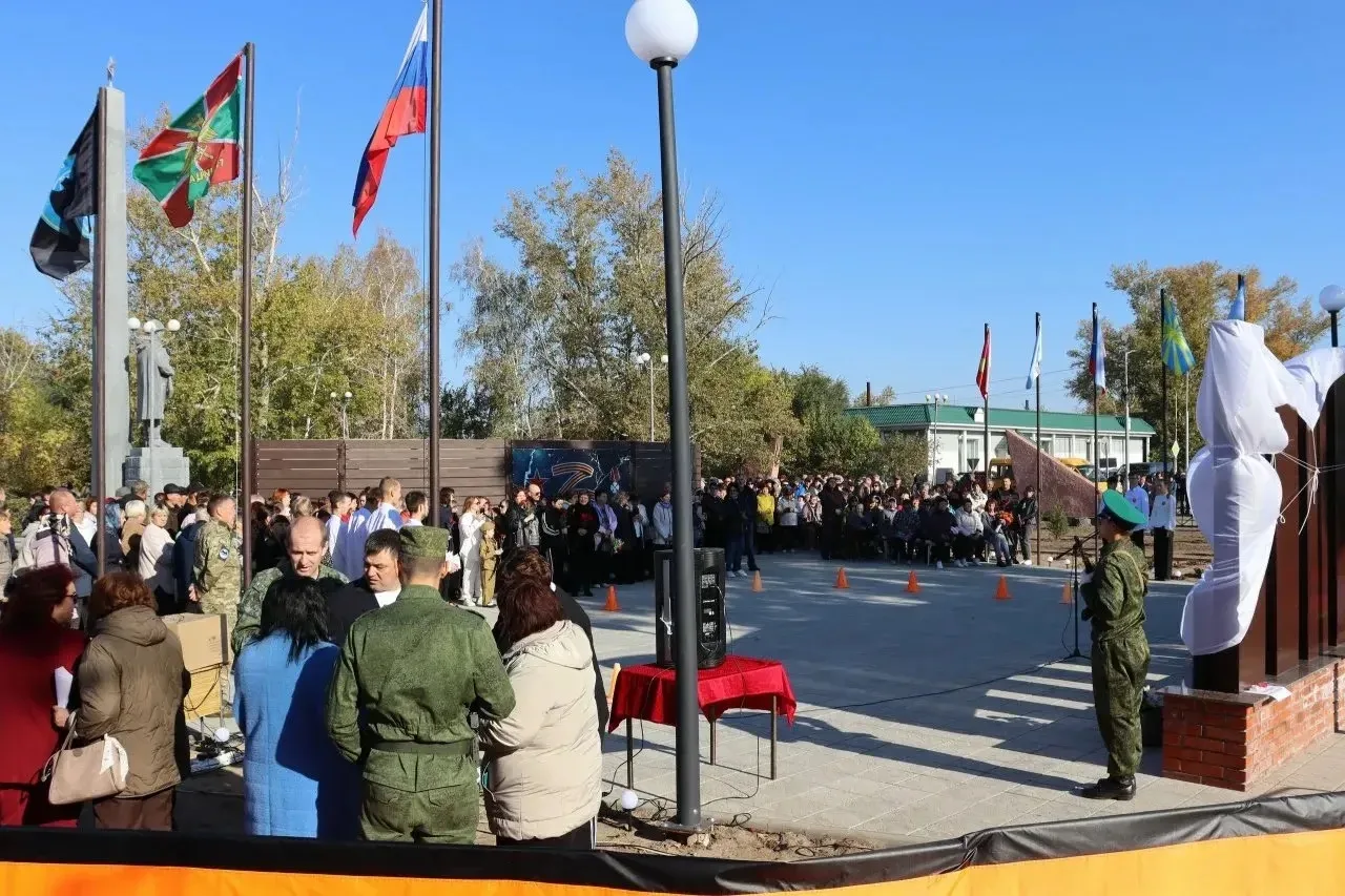 В алтайском селе торжественно открыли памятник участникам СВО и локальных войн