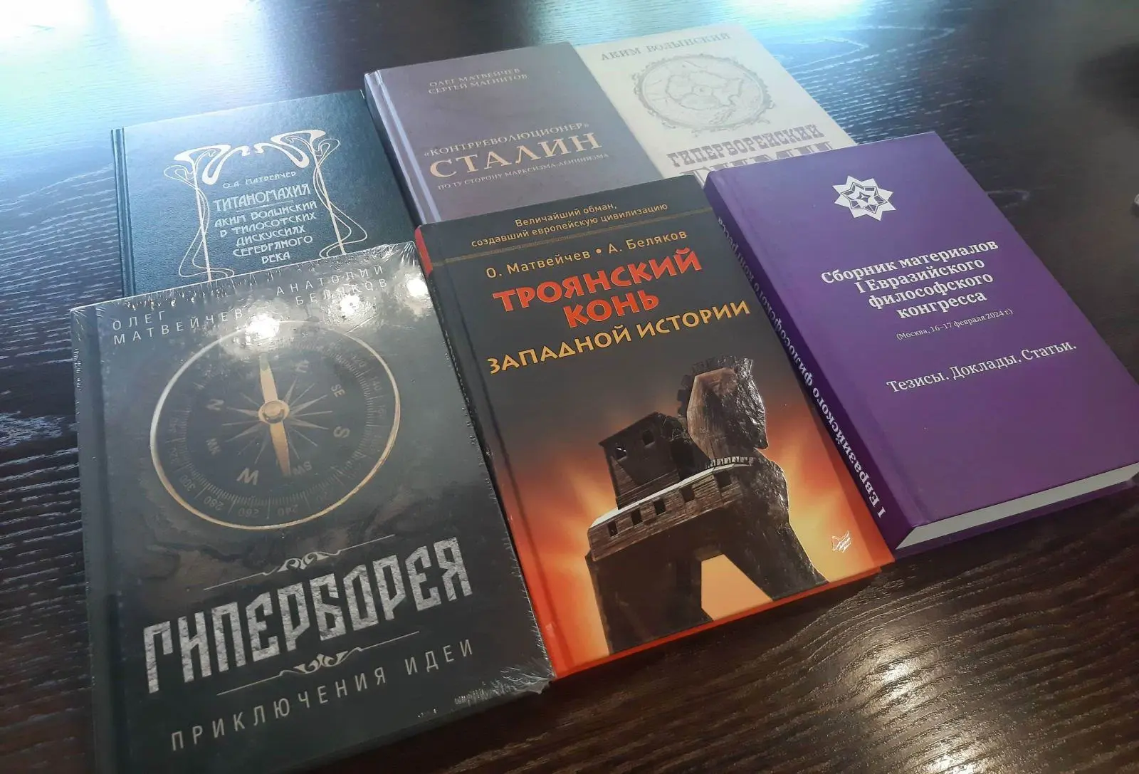 Книги в дар от Олега Матвейчева 📚

Десяток новых книг по философии, политологии и истории получила 