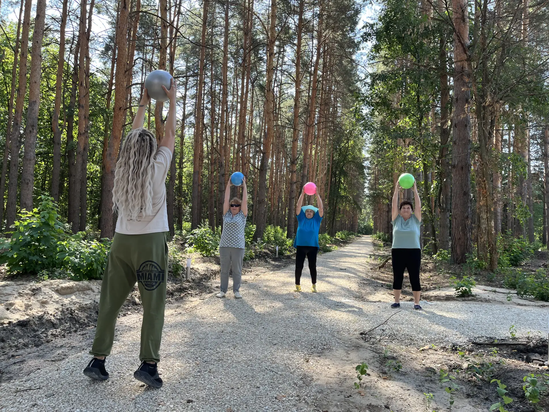 🌲 Участники клуба «Формула здоровья» собрались в волшебном сосновом бору — там, где во...