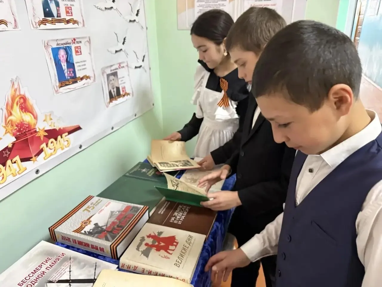 Выставка книг  «Память героям»