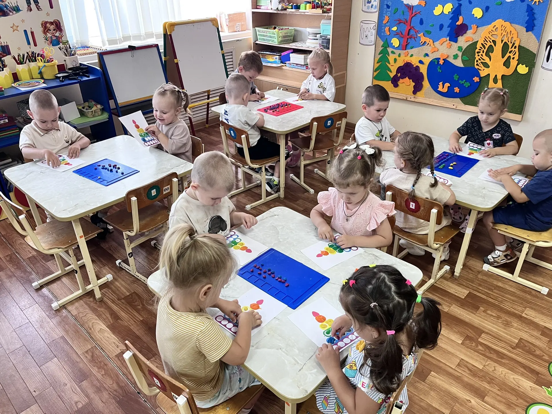 Сегодня воспитанники 2 младшей группы , выполнили поделку « Пирамидка» в технике пласти...