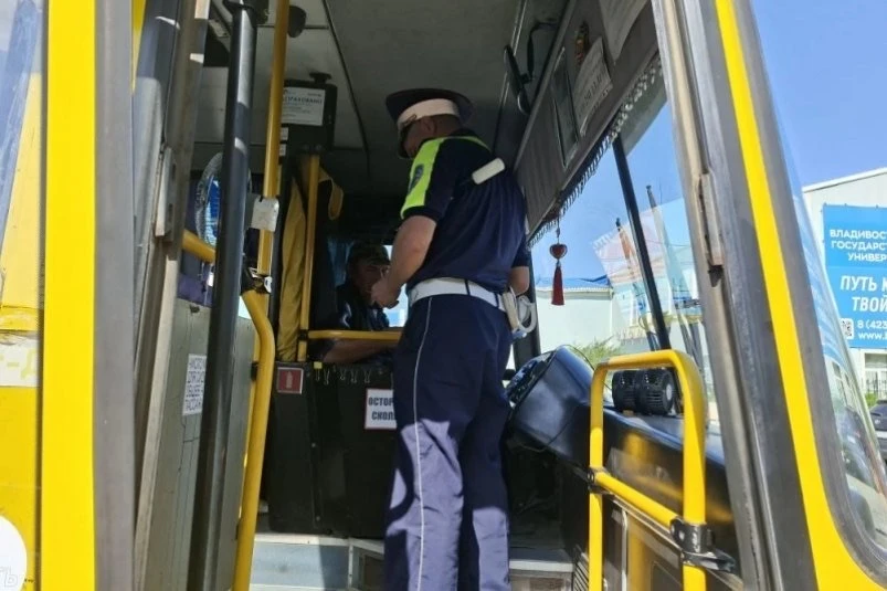🚌 Полиция Приморья выявила 69 нарушений при проверке пассажирских автобусов  Госавтоинспекция Примор