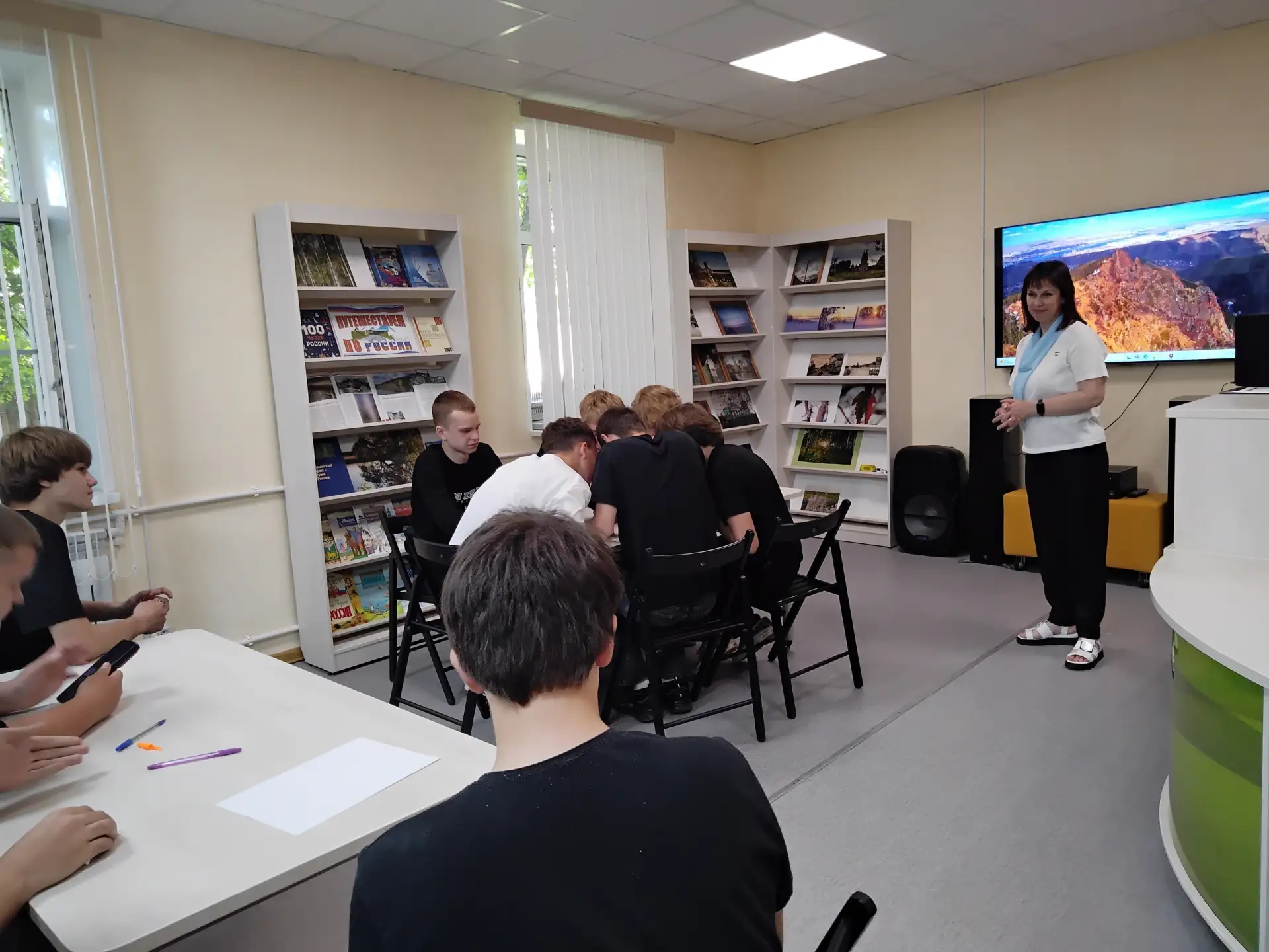 🌍В городской библиотеке №1 прошла интеллектуальная игра "География России", приуроченная ко Дню Рос