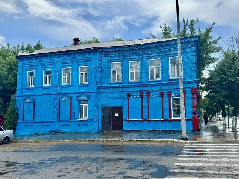 Уникальный, хоть и оставшийся без охраны дом в центре Сызрани заиграл свежими красками 

Такой дом н