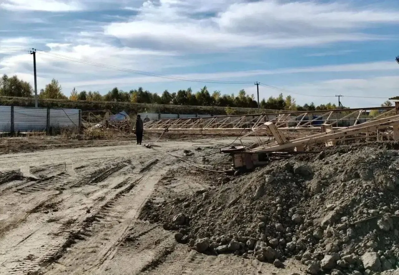 😱🏗️ В Бийске при падении башенного крана пострадал машинист. На месте ЧП строители уг...