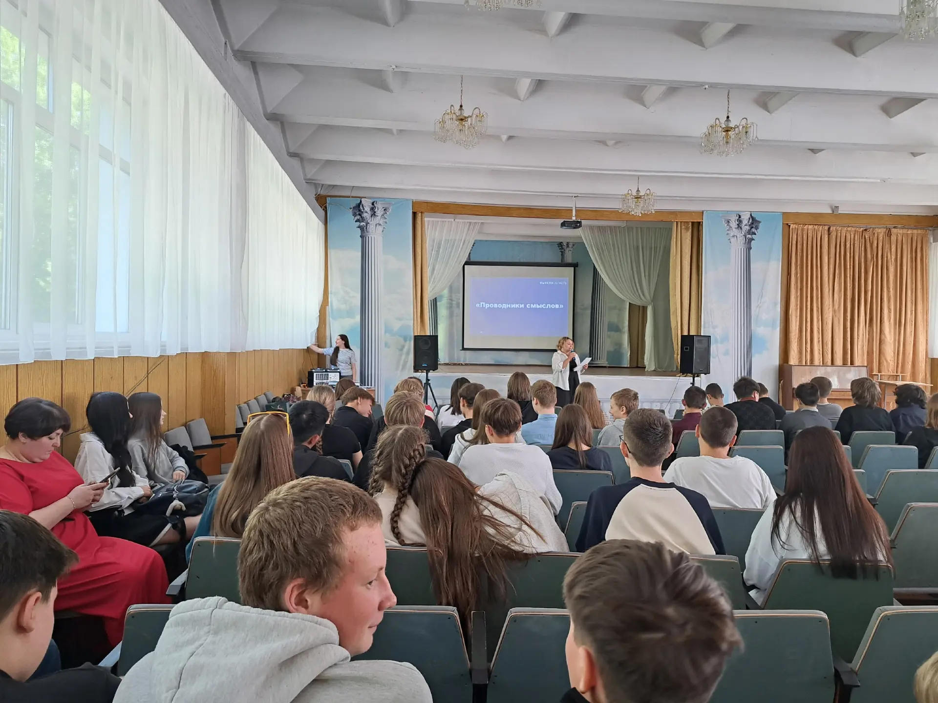 Обучающиеся 8-11 классов встретились с сотрудниками Министерства молодежной политики Ом...
