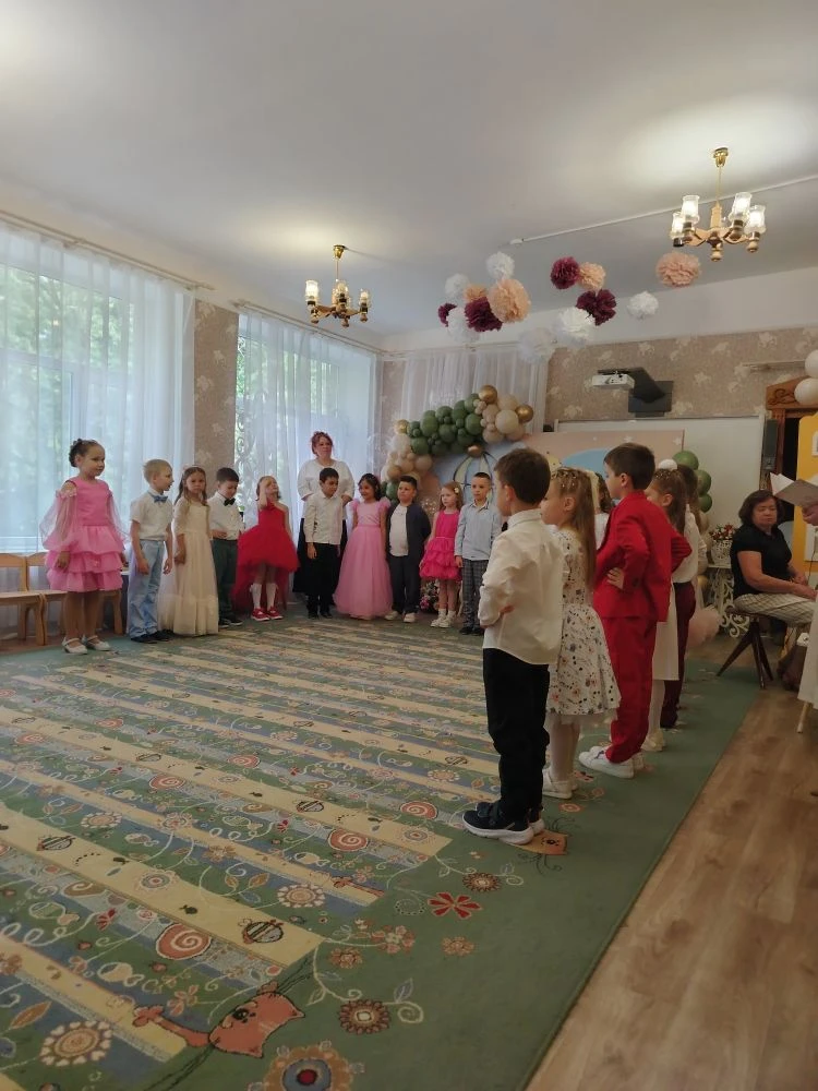 Дорогие ребята подготовительной к школе группы компенсирующей направленности "Светлячки", поздравляе