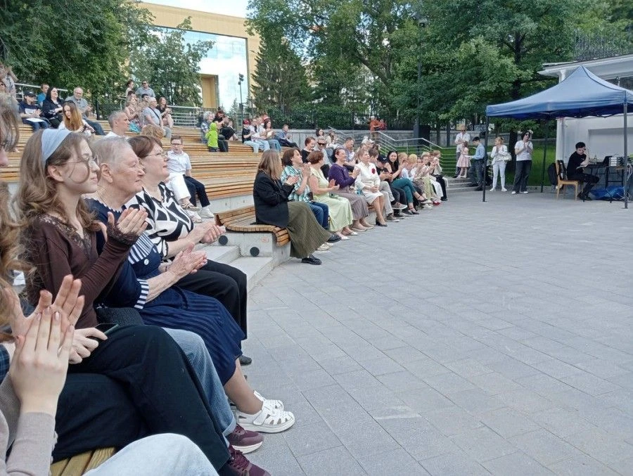 В рамках празднования Дня России активисты клубных формирований Комплексного центра социального обсл