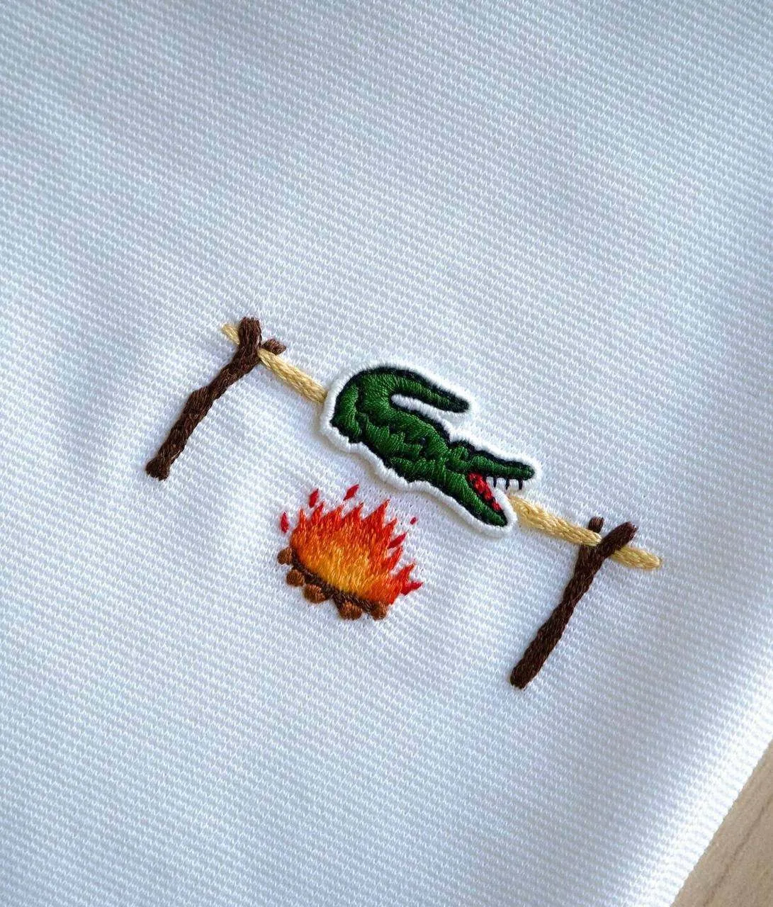 Фирменный крокодильчик Lacoste явно не ожидал для себя такой судьбы… 🥲