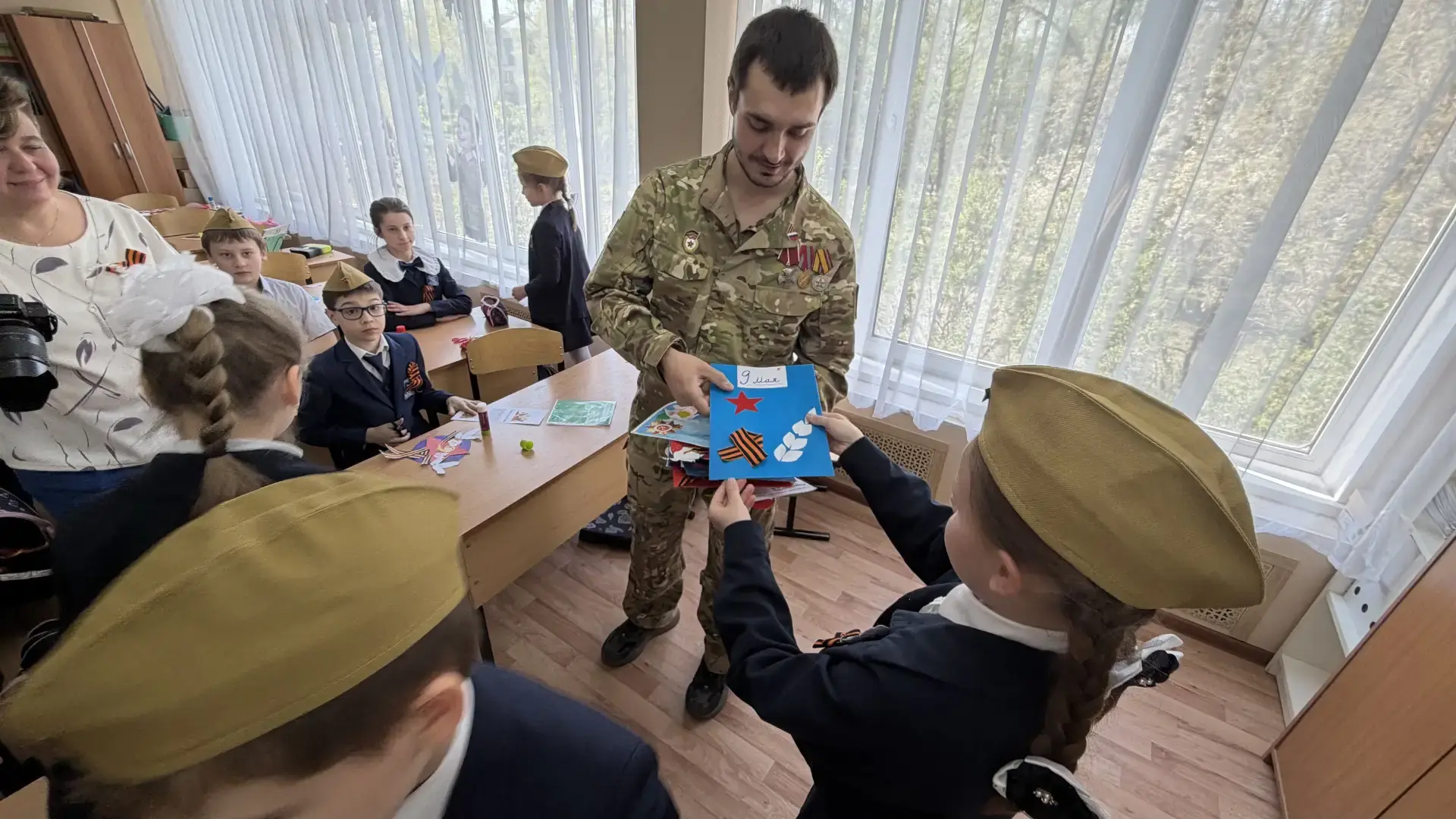 Письма и поделки участникам специальной военной операции передали школьники Люберец  🇷🇺 В лицее № 3 