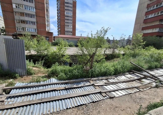 Бомжи и шпана с петардами облюбовали многолетнюю заброшку в Северном.