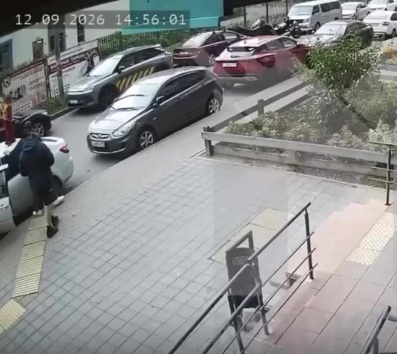 Пьяный батя заставил маленькую дочь прыгать по чужим машинам во дворе.