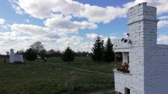 Проезжая через Большое Заречье, невозможно не обратить внимание на странную и тревожную картину: пос