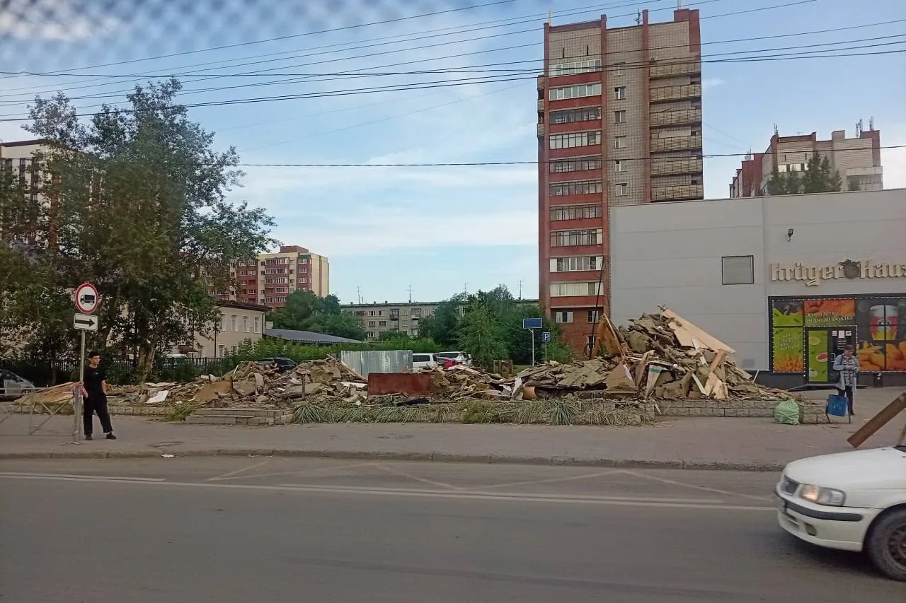 Торговый павильон снесли на перекрестке улиц Титова и Связистов.

Речь идёт о здании на Титова, 184,