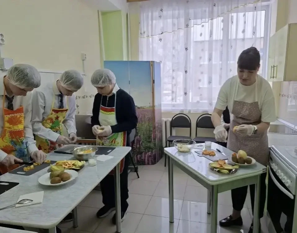 🥗Вчера в рамках декады науки и техники в нашей школе прошел необычный мастер-класс «Биология на таре