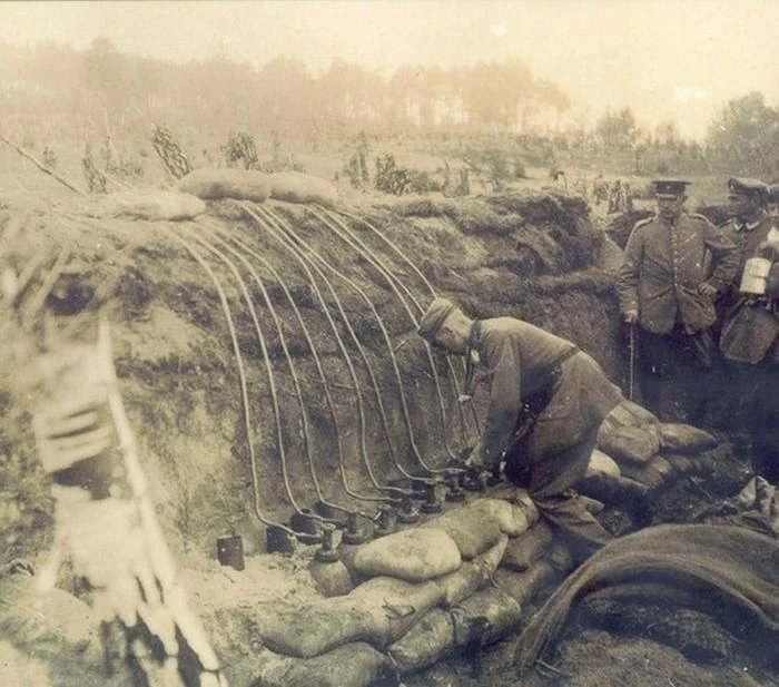 Немецкие солдаты готовят газовую атаку хлором. Польша, 1915 год