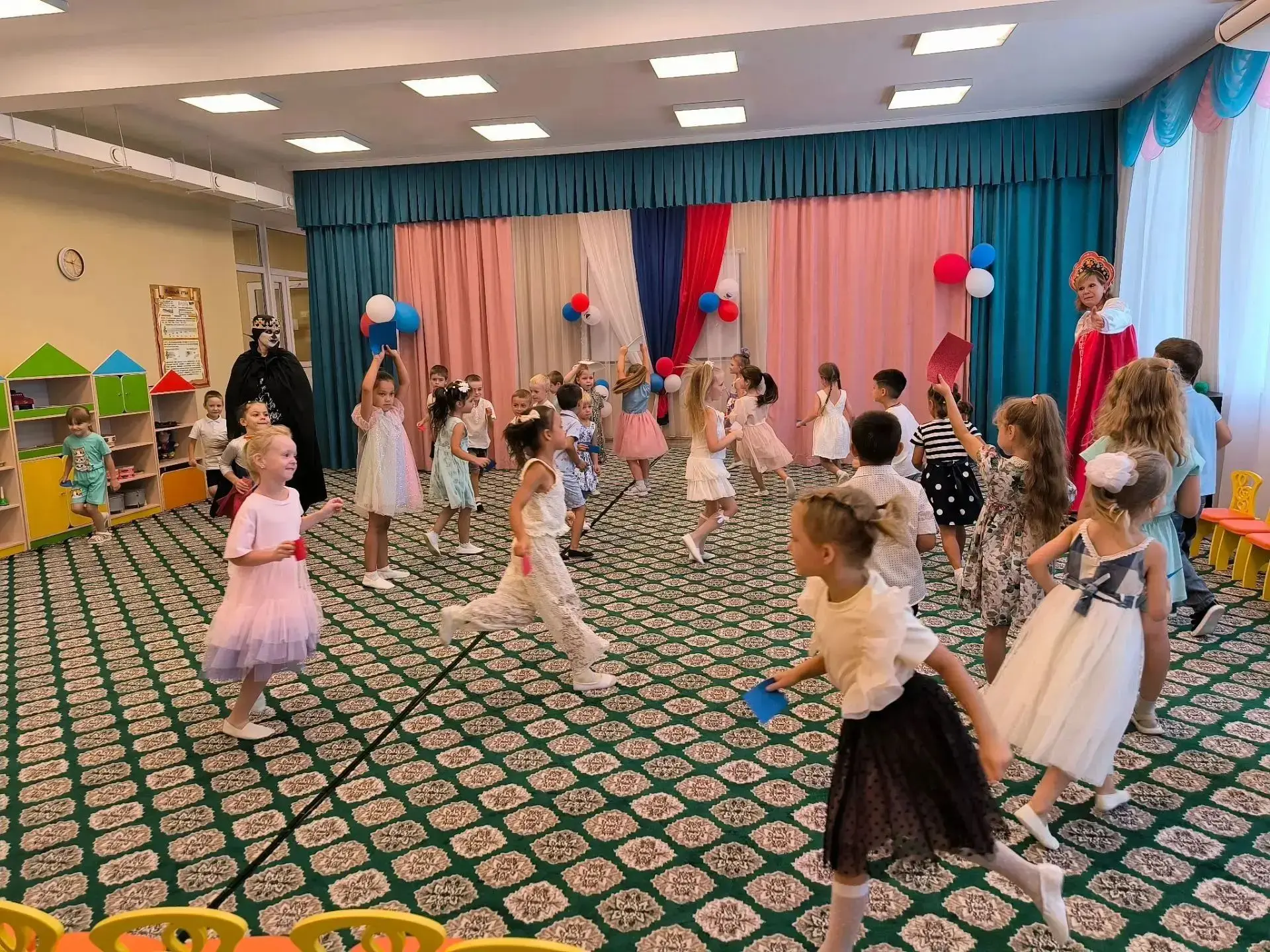 В детских ручках маленький флажок,🇷🇺