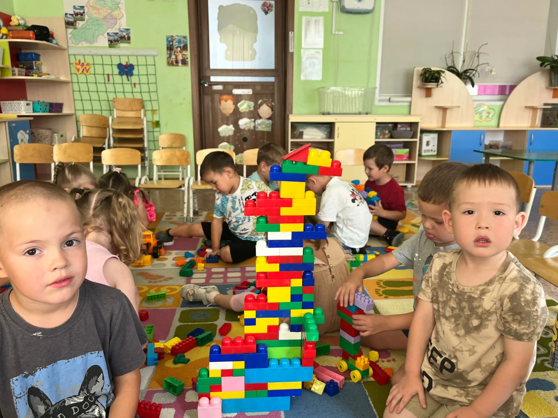 Сегодня у нас не просто игры, а настоящая инженерия! 👷‍♂️🚀

В День конструктора наши малыши взялис
