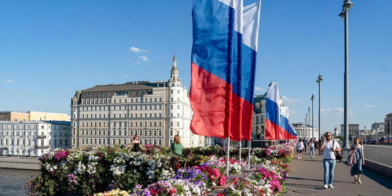 Столицу украсили флагами в честь Дня России 🇷🇺