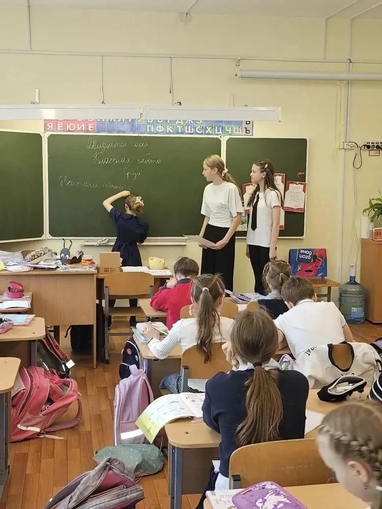 🎉 Делимся отличными новостями из начальной школы!  Ученицы из 6Г Ульяна Пономарёва и Лиза Кузнецова 