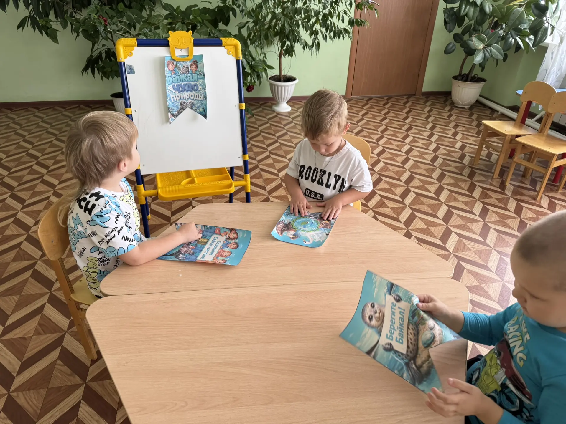 Познакомили детей с озером Байкал как с уникальным природным объектом мирового значения.