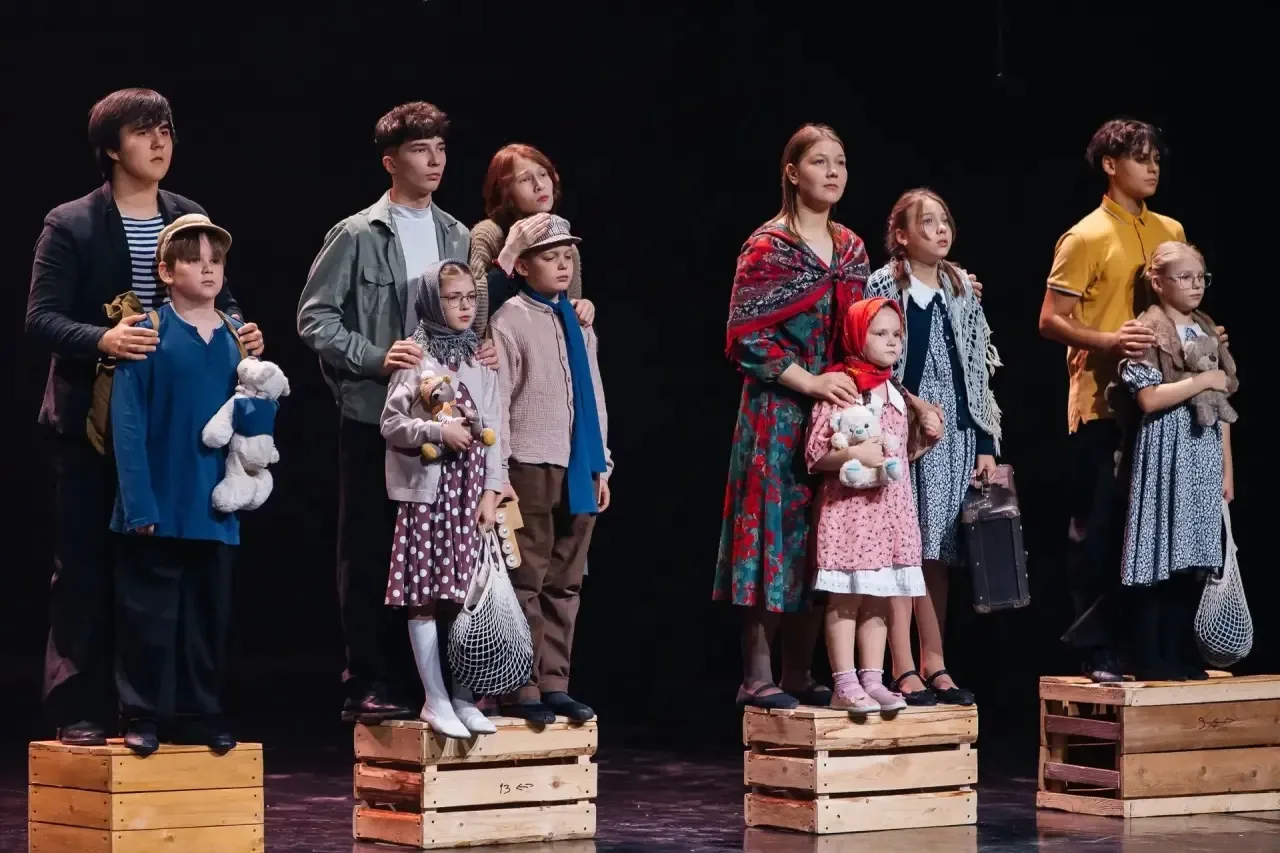 🎭 СМОТРИМ СПЕКТАКЛЬ 🎭  ✅ Наши учащиеся и классные руководители посетили ДК «Родина», а именно: 1 «А»