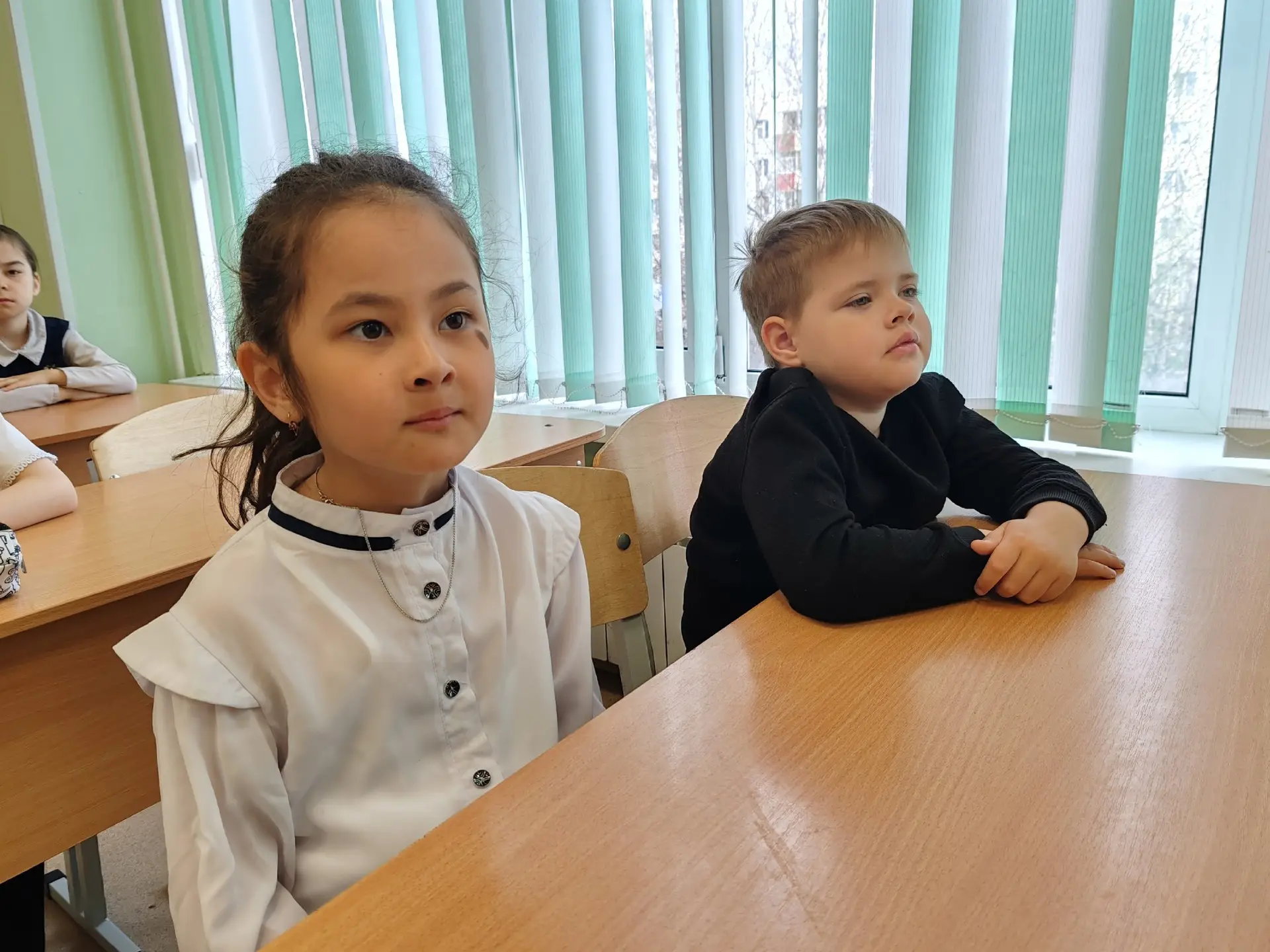 📅 Неделя началась с важных событий!   Сегодняшнее утро в школе было по-настоящему торжественным: сос