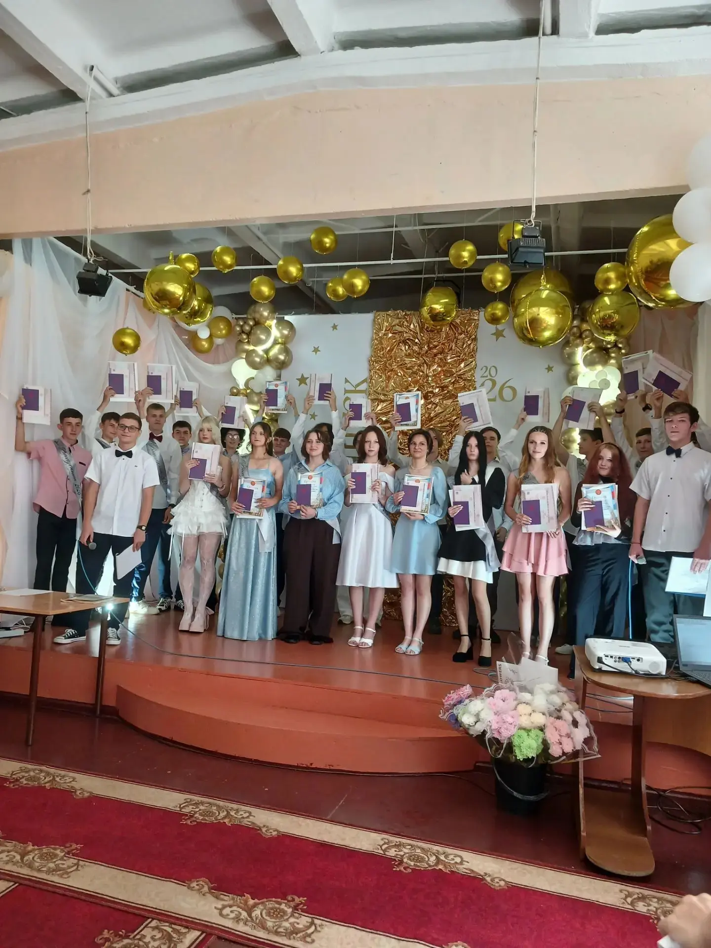 В добрый путь, выпускники! 🎓

В нашей школе прошли трогательные и красивые выпускные вечера. Позади