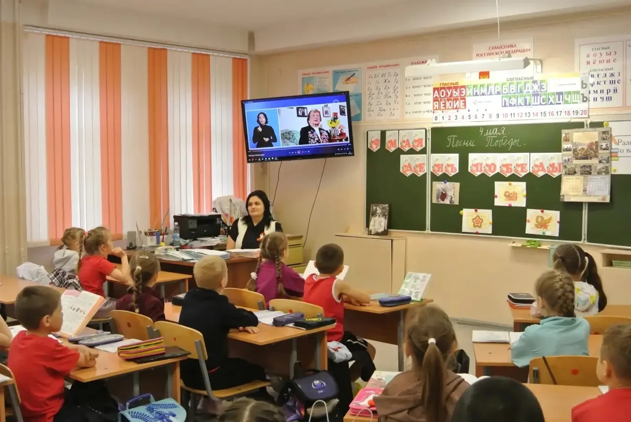 🔔 Утро понедельника, 4 мая 2026 года, в нашей школе началось с традиционной торжественной линейки, п
