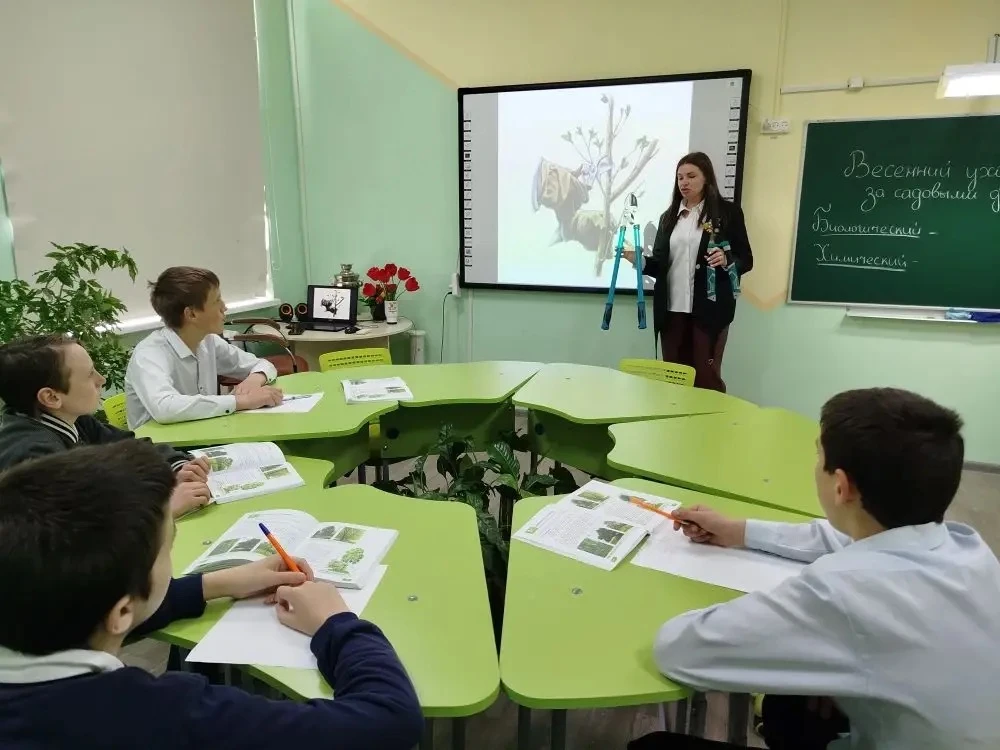 Учитель Рашевская Е. А. в рамках предметной недели провела открытый урок по цветоводств...