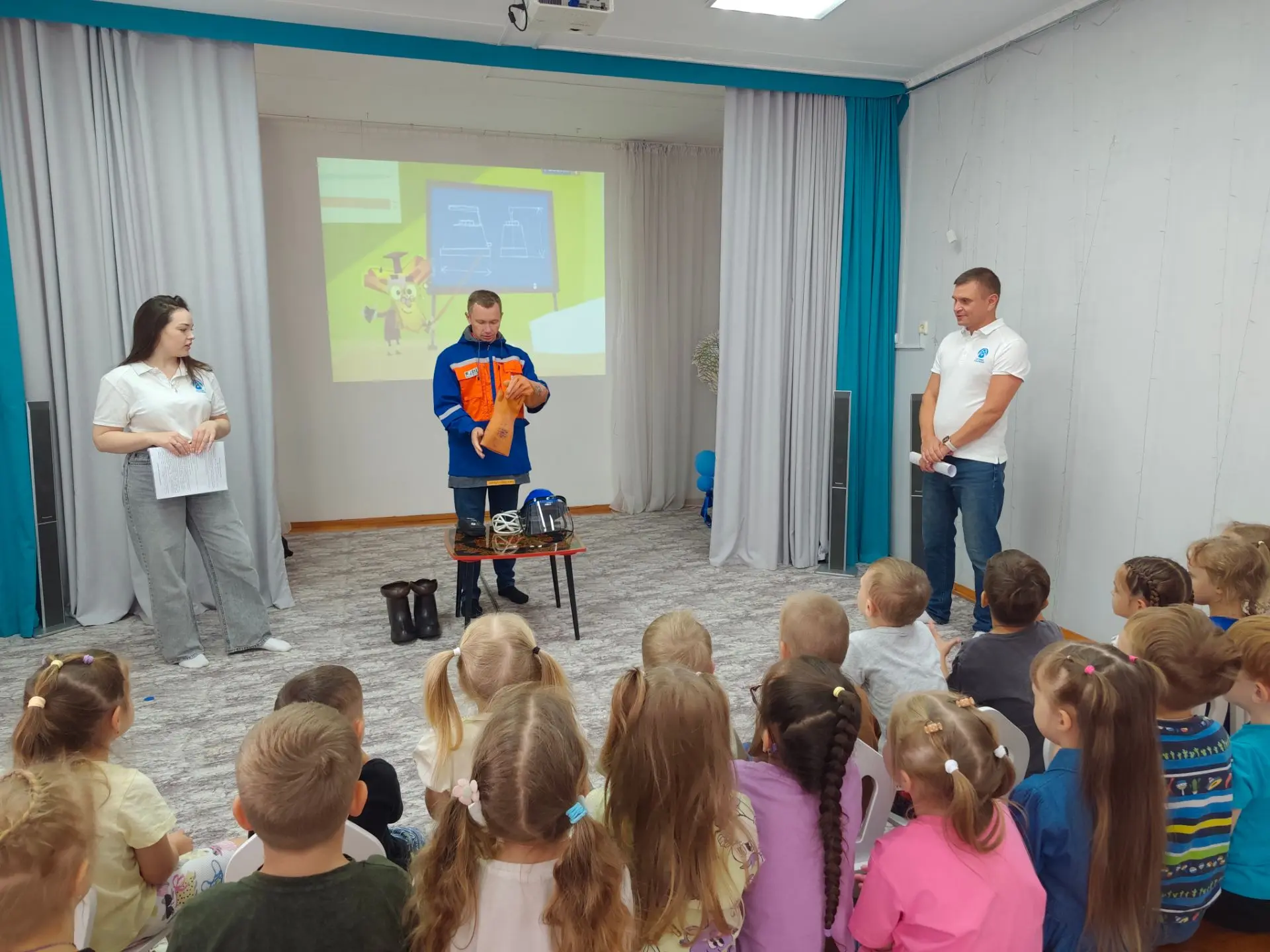В рамках проекта "Безопасные каникулы" наш  детский сад посетили представители АО "Сете...