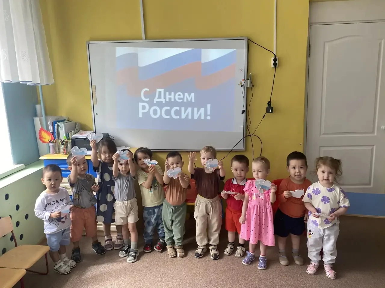 В первой младшей группе «Теремок» прошло тематическое занятие, приуроченное ко Дню России.
Несмотря 