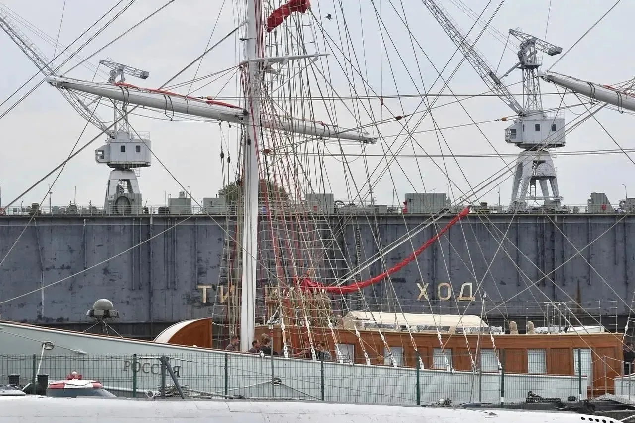 ⛵В Питер прибыл бриг «Россия» для праздника «Алые паруса».