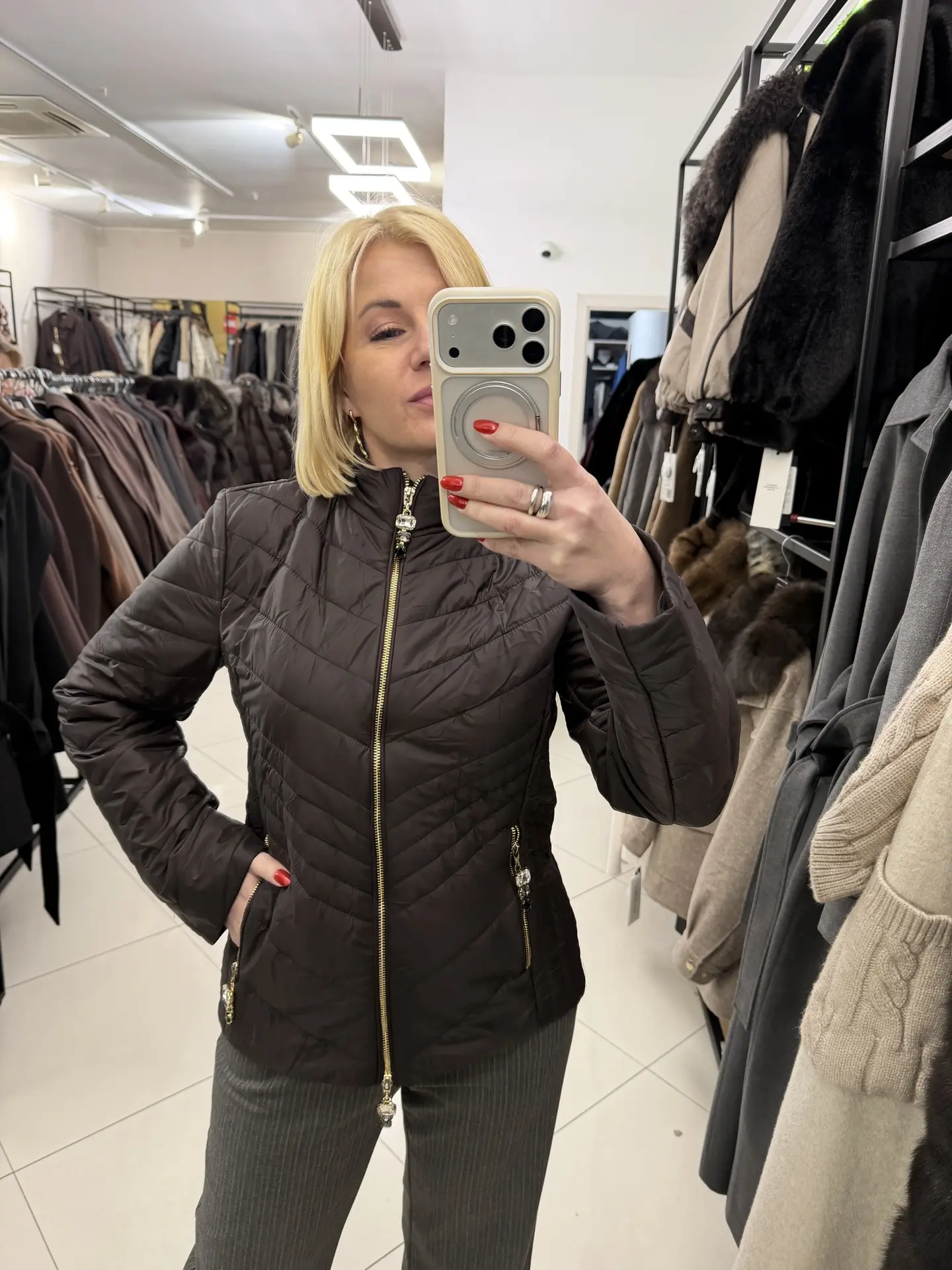 Тонкая приталенная куртка на межсезонье 🤎
