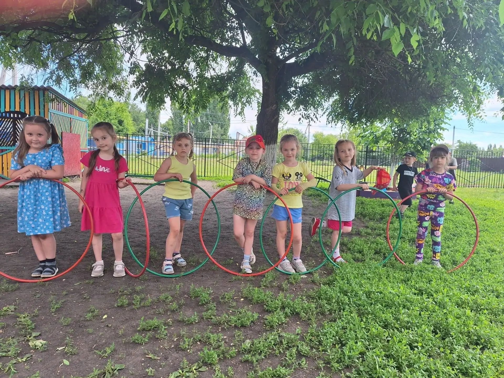 🍓Лето в разгаре, а значит, самое время разнообразить прогулки и занятия! 
🤸Обруч — отличный снаряд