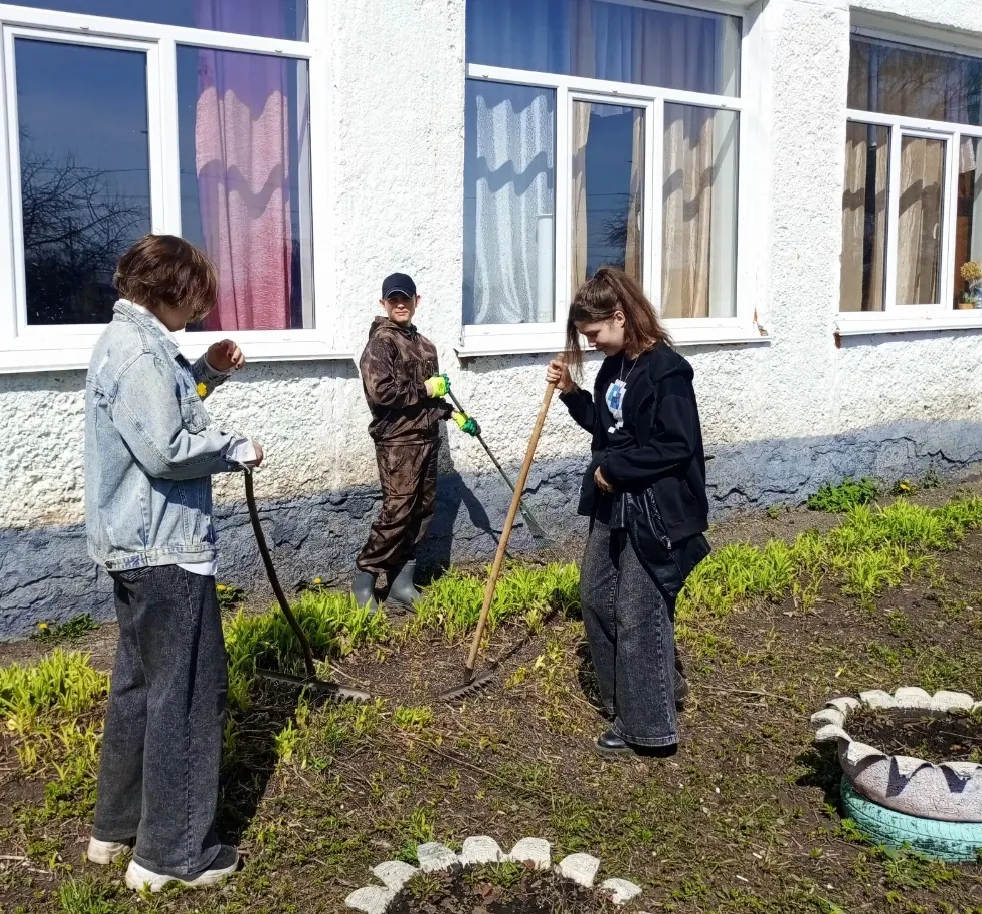Сегодня в Макарьевской школе прошёл субботник. Погода выдалась хорошей, и дети с большим энтузиазмом