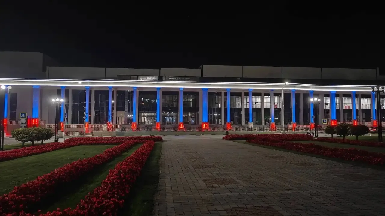 Протестировали уникальную архитектурную подсветку нового конгресс-центра «Россия».