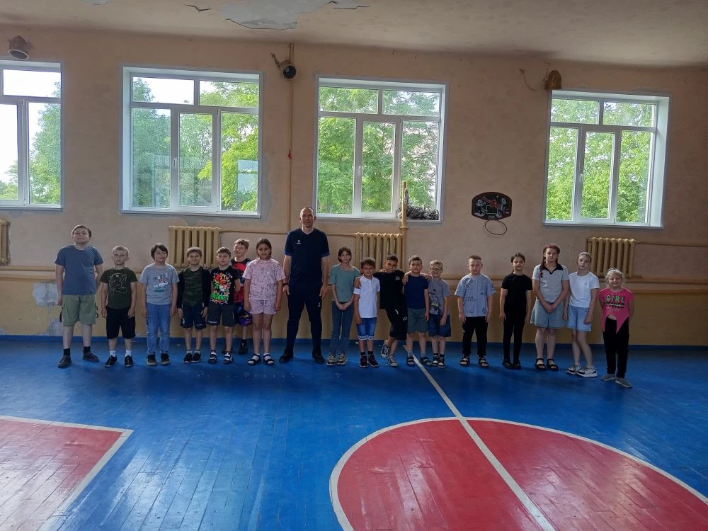 Сегодня зарядку в школьном лагере "Ручеёк" провел лучший арбитр ДНР по футзалу Петраков...